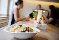 Pasta, Pizza, Salat – am liebsten bei Vapiano! Trotz Skandalen um verschimmelte Nudeln und als King Prawns ausgewiesene Garnelen durfte der Konzern im vergangenen Jahr ein Umsatzplus von 15 Millionen Euro verbuchen. Insgesamt nahm er so 190,8 Millionen Euro ein.