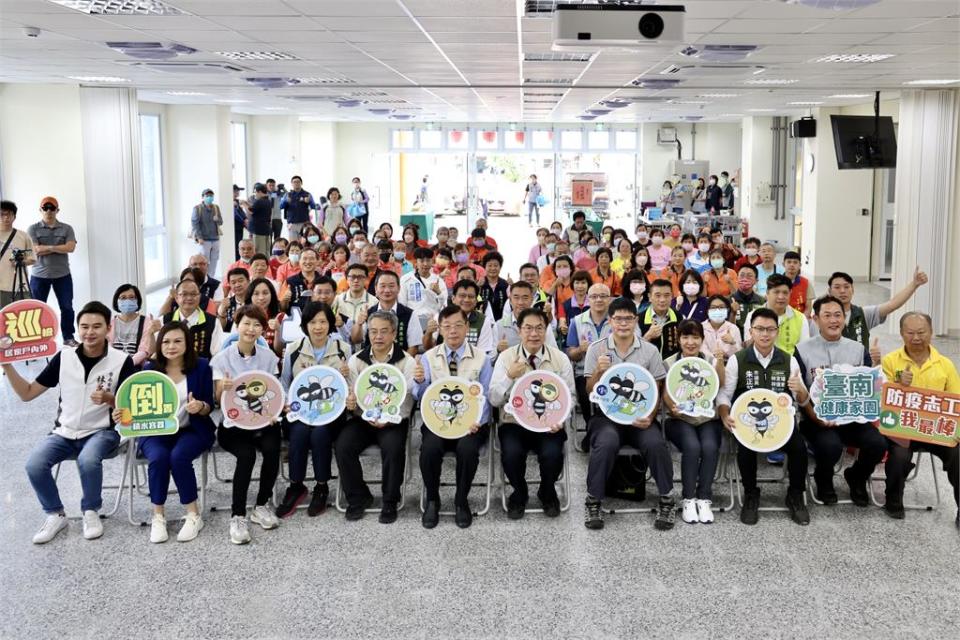 ＂雨後清潔日＂ 黃偉哲帶隊孳清  落實＂巡、倒、清、刷＂杜絕病媒蚊