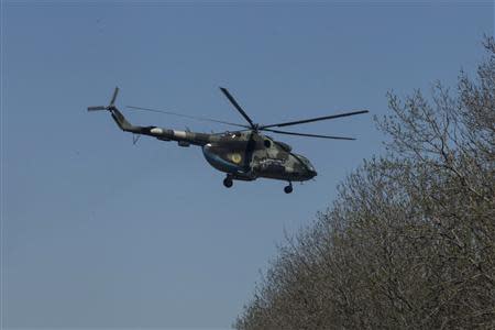 A Ukrainian military helicopter flies near the village of Malinivka, east of Slaviansk in eastern Ukraine April 25, 2014. REUTERS/Baz Ratner