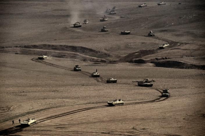 A convoy of tanks and armoured vehicles of the Iraqi army's 34th brigade advances near Talul al-Atshana, on the southwestern outskirts of Mosul, on February 27, 2017 (AFP Photo/ARIS MESSINIS)