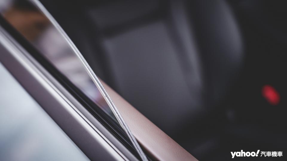 全車系標配雙層隔音玻璃，涵蓋前檔和前座車窗。