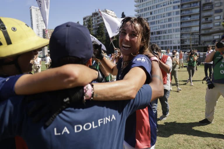 La euforia de Milagros Fernández Araujo y allegados de La Dolfina tras la victoria sobre La Irenita.