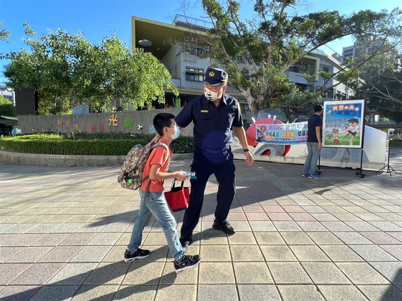 員警維護校園周邊環境安全，讓家長們放心。（圖／翻攝畫面）