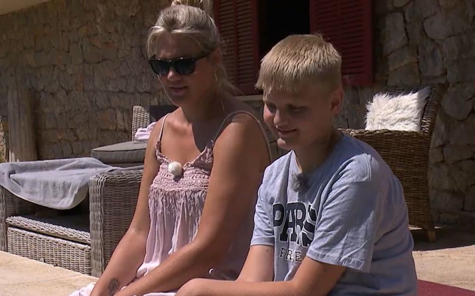 Er mag den neuen Partner seiner Mama: Leon, unverkennbar Jennys Sohn aus der Beziehung mit Jens Büchner. (Bild: RTL)