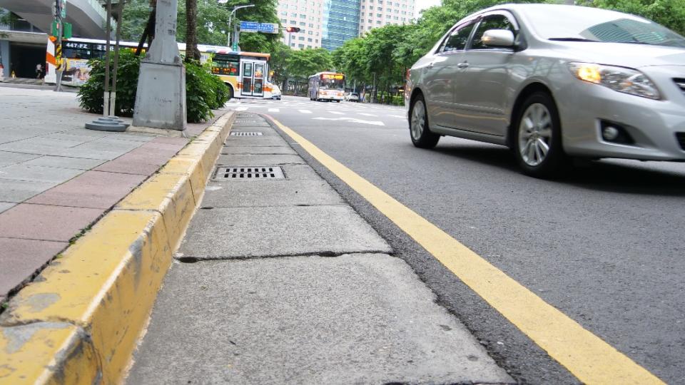 新北市黃線開放假日停車。（圖／新北市交通局提供）