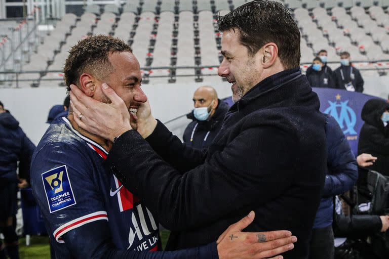 Neymar Jr y Mauricio Pochettino se saludan luego de recibir el trofeo