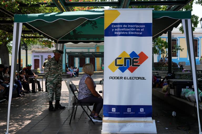 Una persona se registra para votar en las elecciones presidenciales en Caracas, Venezuela (Archivo)