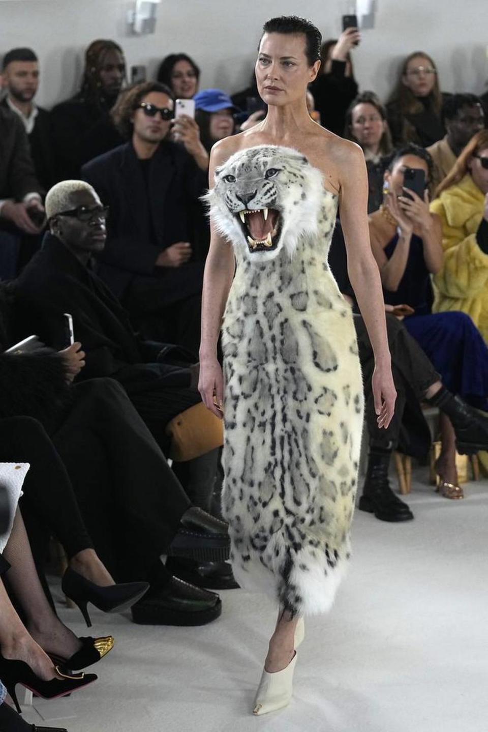Una modelo luce una creación como parte de la colección Schiaparelli Haute Couture Primavera-Verano 2023 presentada en París, el lunes 23 de enero de 2023. (Foto AP/Michel Euler)