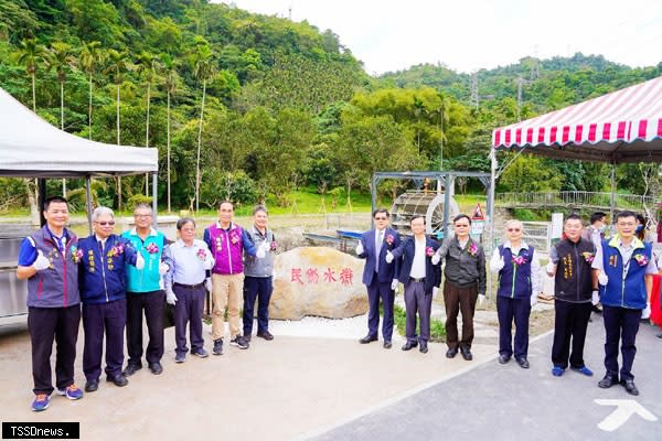 台電董事長楊偉甫（右六）與各界貴賓為全國首座微水力測試平台揭幕。