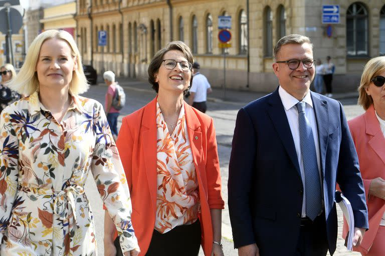 El presidente del Partido Finlandés, Riikka Purra, el presidente de los Demócratas Cristianos, Sari Essayah, el presidente del Partido de la Coalición Nacional, el primer ministro designado, Petteri Orpo, y la presidenta del Partido Popular Sueco, Anna-Maja Henriksson, llegan a una conferencia de prensa sobre los detalles de la agenda de gobierno con respecto a los cuatro. gabinete del partido en Helsinki, Finlandia, el 16 de junio de 2023