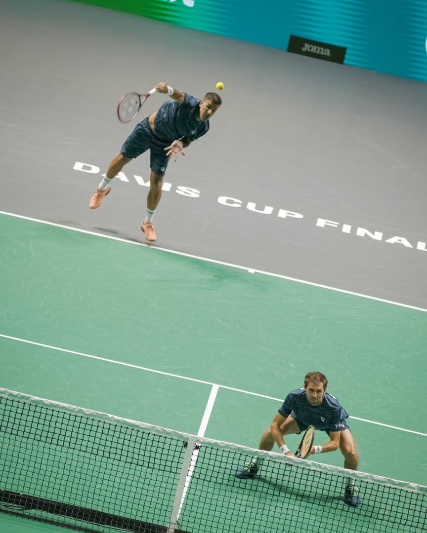 Saca Máximo González, cubre la red Andrés Molteni: los doblistas argentinos triunfaron ante Canadá, en la Copa Davis