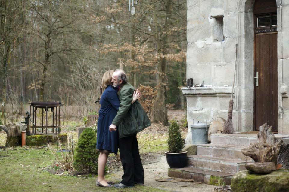 Die lange getrennten Eltern (Valentina Sauca, Karl Markovics) kommen sich über den Verlust ihres einzigen Kindes wieder näher. (Bild: BR/Hager Moss Film GmbH/Hagen Keller)