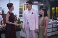 En esta imagen difundida por Warner Bros. Entertainment, Michelle Yeoh, Henry Golding y Constance Wu, de izquierda a derecha, en una escena de "Crazy Rich Asians". (Sanja Bucko/Warner Bros. Entertainment vía AP)