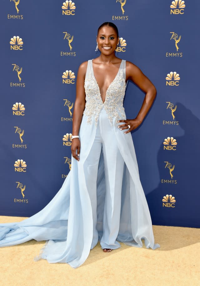 <p>Issa Rae lució un creativo diseño de Vera Wang con un delicado top escotado con pedrería y pantalones con una vaporosa cola. </p>