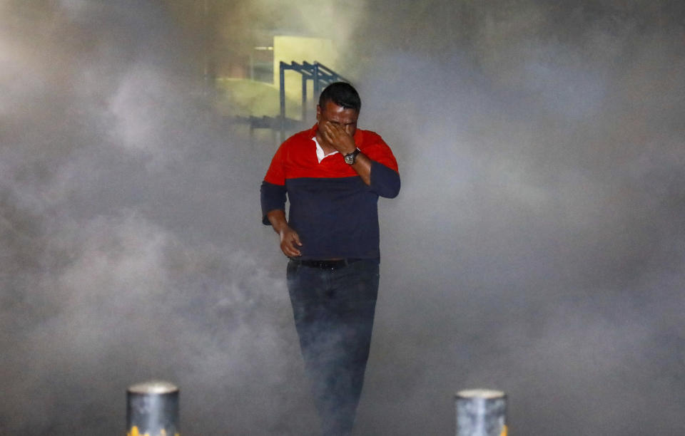 <p>Bei Protesten in Malé, der Hauptstadt der Malediven, wurden Demonstranten der maledivischen Opposition bei Auseinandersetzungen mit der Polizei mit Tränengas beworfen. (Bild: AP Photo/Mohamed Sharuhaan) </p>