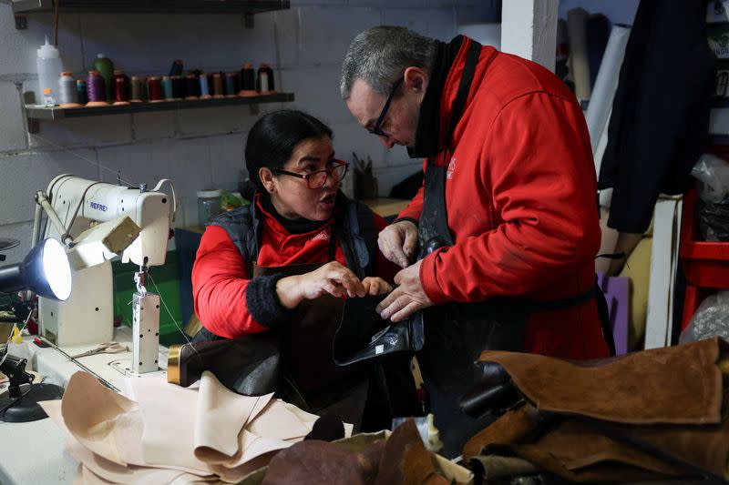 Zapateros trabajan en la producción de calzado en unas instalaciones de Peris Costumes que produce y almacena vestuario para superproducciones de Hollywood como La Sirenita y Cruella o series populares de Netflix como Bridgerton y Emily en París, en Algete,