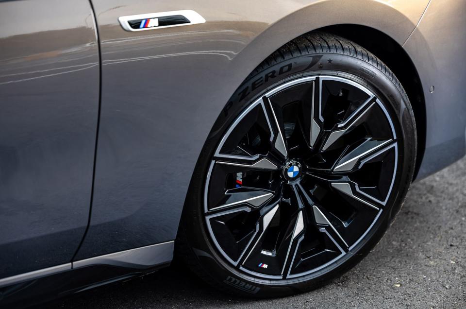 21吋M空氣力學輪圈與黑色M煞車套件，強化BMW i7 M70 xDrive曜黑霸氣之姿