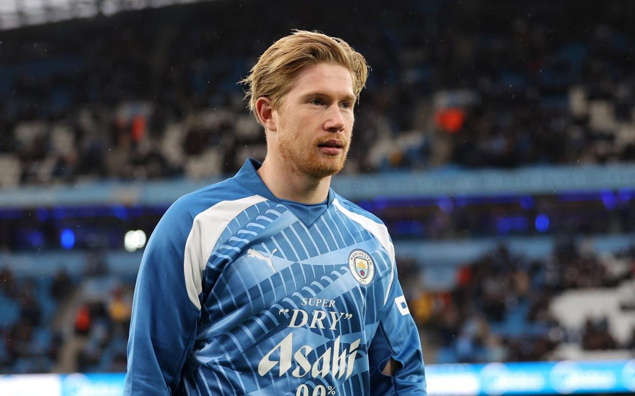 Kevin De Bruyne wearing Manchester City's training top before their Premier League match against Sheffield United