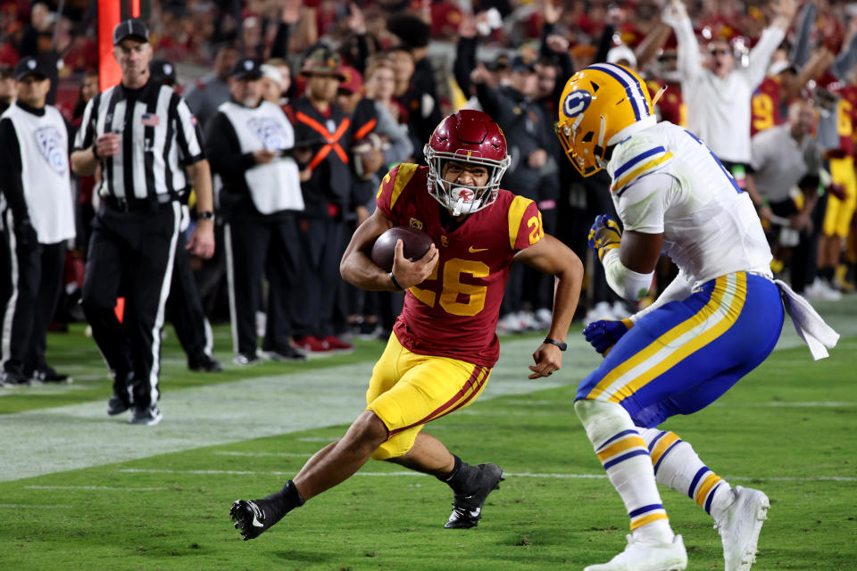 Nov 5, 2022; Los Angeles, California, USA; USC Trojans running back <a class="link " href="https://sports.yahoo.com/nfl/players/40546" data-i13n="sec:content-canvas;subsec:anchor_text;elm:context_link" data-ylk="slk:Travis Dye;sec:content-canvas;subsec:anchor_text;elm:context_link;itc:0">Travis Dye</a> (26) runs for a touchdown against California Golden Bears safety Craig Woodson (2) during the second quarter at United Airlines Field at Los Angeles Memorial Coliseum. Mandatory Credit: Kiyoshi Mio-USA TODAY Sports