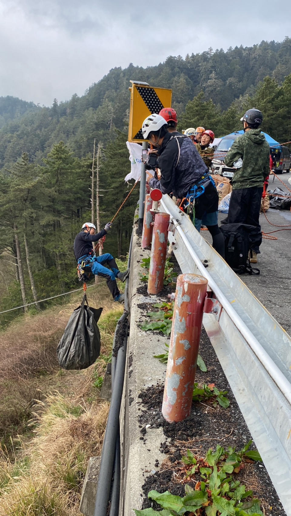 花蓮林區管理處結合攀岩垂降好手發起「大禹嶺淨山」活動，以繩索垂降至大禹嶺台14甲40.8K沿線公路邊坡下方及屏風山登山口附近清理廢棄物，包括報廢機車、洗衣機、金爐、汽油桶等。（圖／花蓮林區管理處提供）