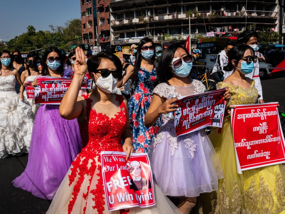 <p>Varias mujeres salieron de nueva cuenta a las calles portando vestidos de gala y de novia. </p> (Hkun Lat/Getty Images)
