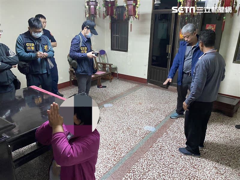 警方抵達陳家，陳母還在祖先靈前下跪懺悔。（圖／民眾提供）