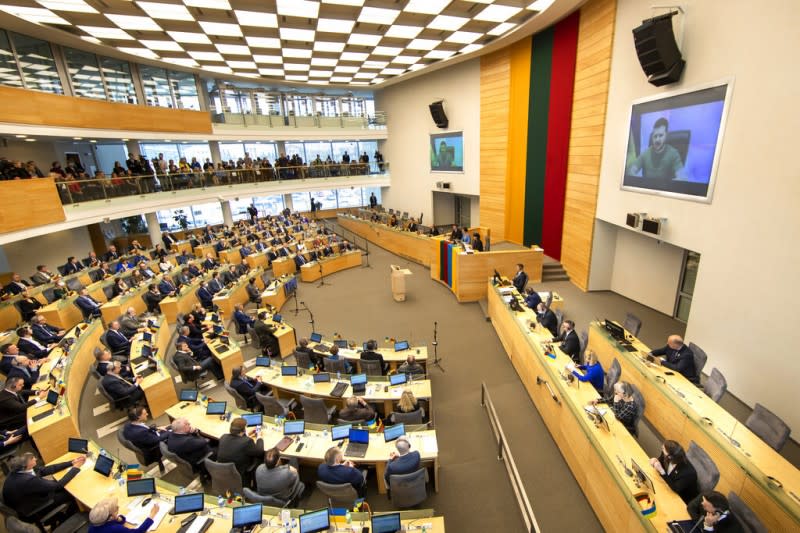 <cite>2022年4月12日，烏克蘭總統哲連斯基在立陶宛國會發表視訊演說。（美聯社）</cite>