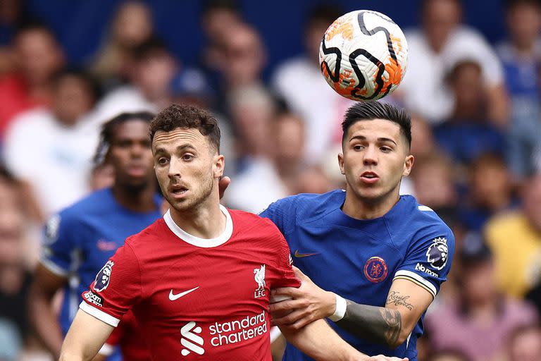 Enzo Fernández, con la camiseta de Chelsea frente a Liverpool; el traspaso del argentino fue superado en las cifras