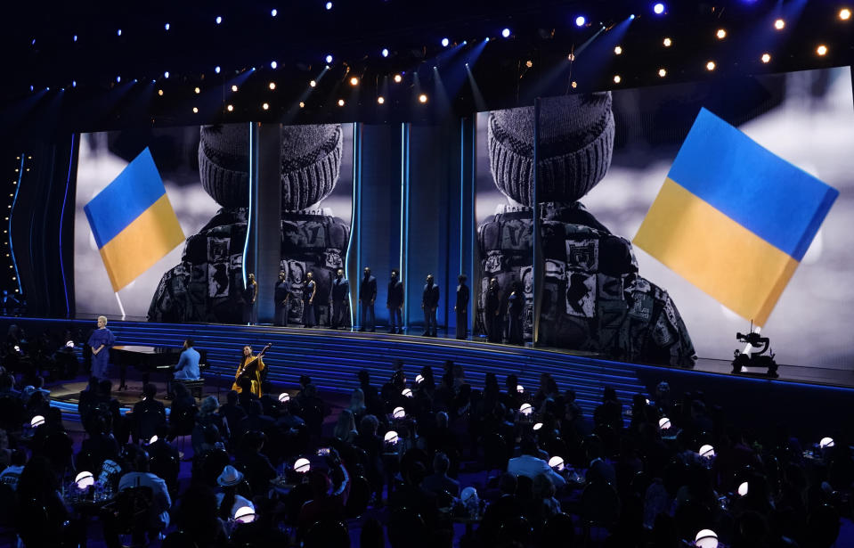 La cantante ucraniana Mika Newton, a la izquierda, y John Legend interpretan "Free" en apoyo de Ucrania durante la ceremonia de los premios Grammy, el domingo 3 de abril de 2022 en Las Vegas. (Foto AP/Chris Pizzello)