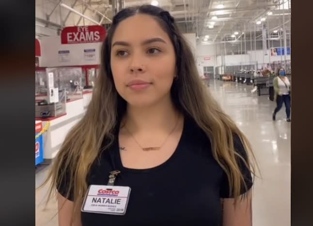 Una escena del video en el que se dice que una empleada de un Costco gana 29.50 dólares la hora por dibujar caritas sonrientes en recibos de compra. (TikTok/natnatt21)