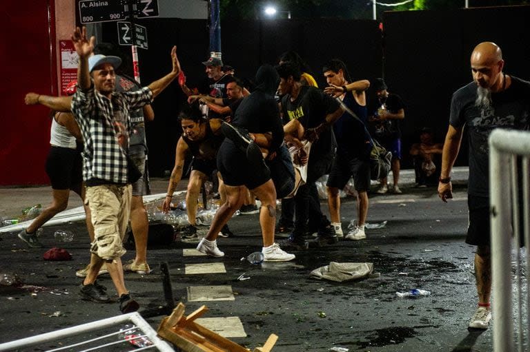 Incidentes y destrozos en las inmediaciones de la cancha de Racing