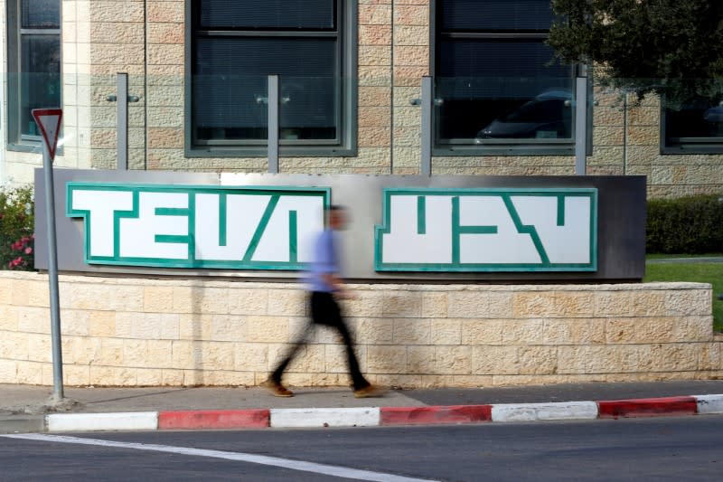 FOTO DE ARCHIVO: Un hombre pasa junto al logo de Industrias Farmacéuticas Teva en su planta de Jerusalén