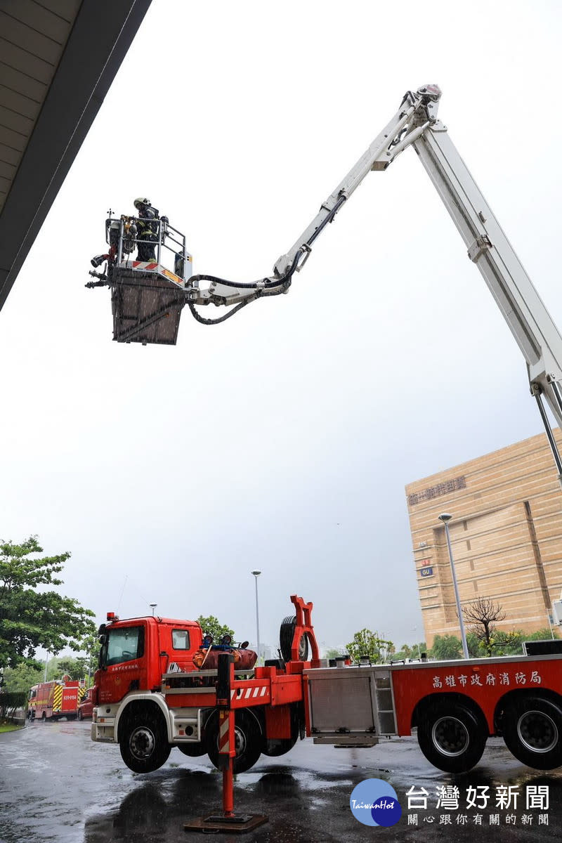 ▲消防隊員實際操作具備升降技術和強大救援能力的雲梯車。