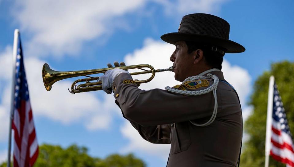 Eddie Gaitán, sargento del Departamento de Policía de Miami-Dade, es el trompetista de honor durante la ceremonia de tributo a las víctimas de los ataques terroristas del 11 de septiembre de 2001, en Tropical Park, Miami, el domingo 11 de septiembre de 2022.