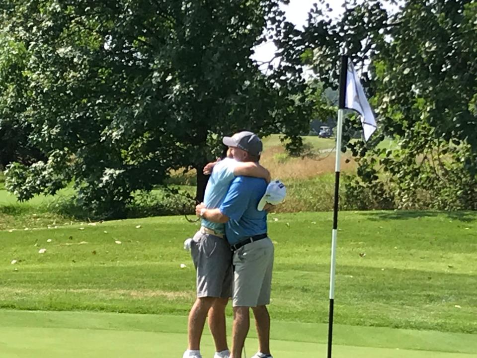 Nic Hofman, a la izquierda, comparte un abrazo con su padre, Brent, después de ganar el campeonato de golf masculino de la ciudad de Lafayette de 2018.