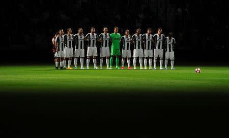 Football Soccer - Juventus v AS Genoa - Italian Serie A - Juventus stadium, Turin, Italy - 23/04/17 Juventus' players observe a minute of silence as respect for the cyclist Michele Scarponi before the match. REUTERS/Giorgio Perottino