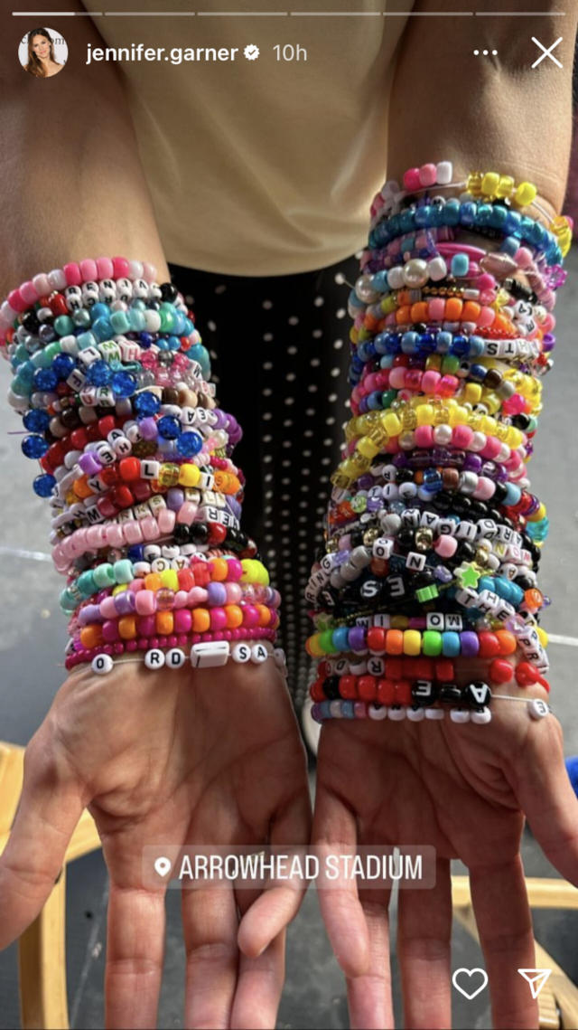 Jennifer Garner Shows Off All the Friendship Bracelets Taylor Swift Fans  Gave Her at the Eras Tour