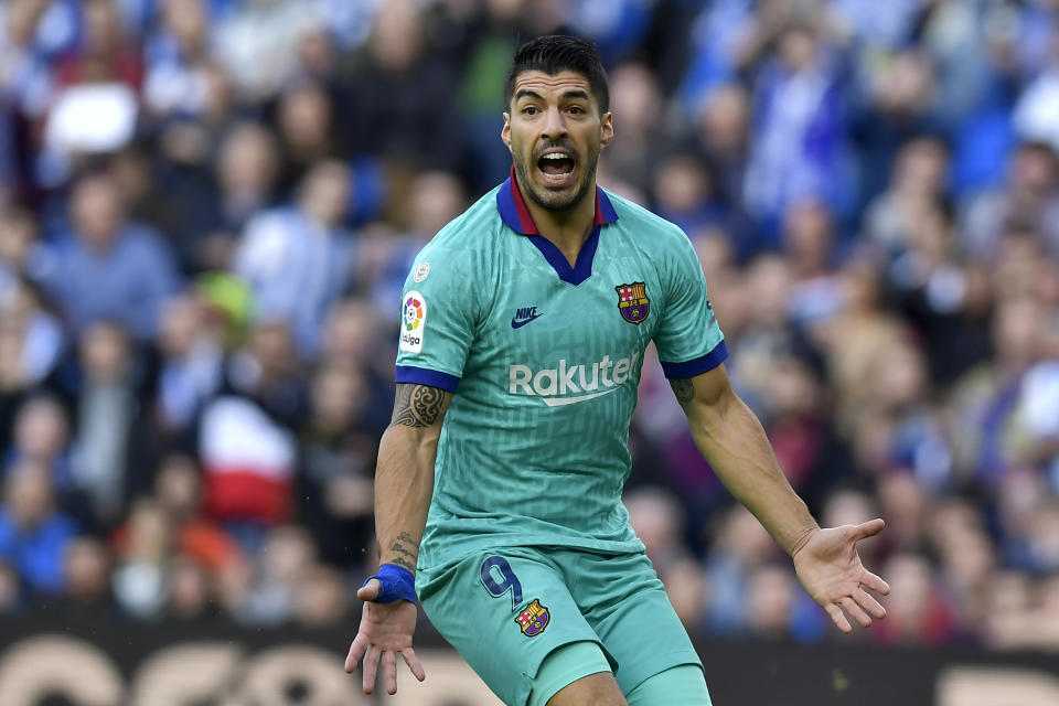 Luis Suárez del Barcelona gesticula durante el partido contra la Real Sociedad por la Liga española en San Sebastián, el sábado 14 de diciembre de 2019. (AP Foto/Alvaro Barrientos)