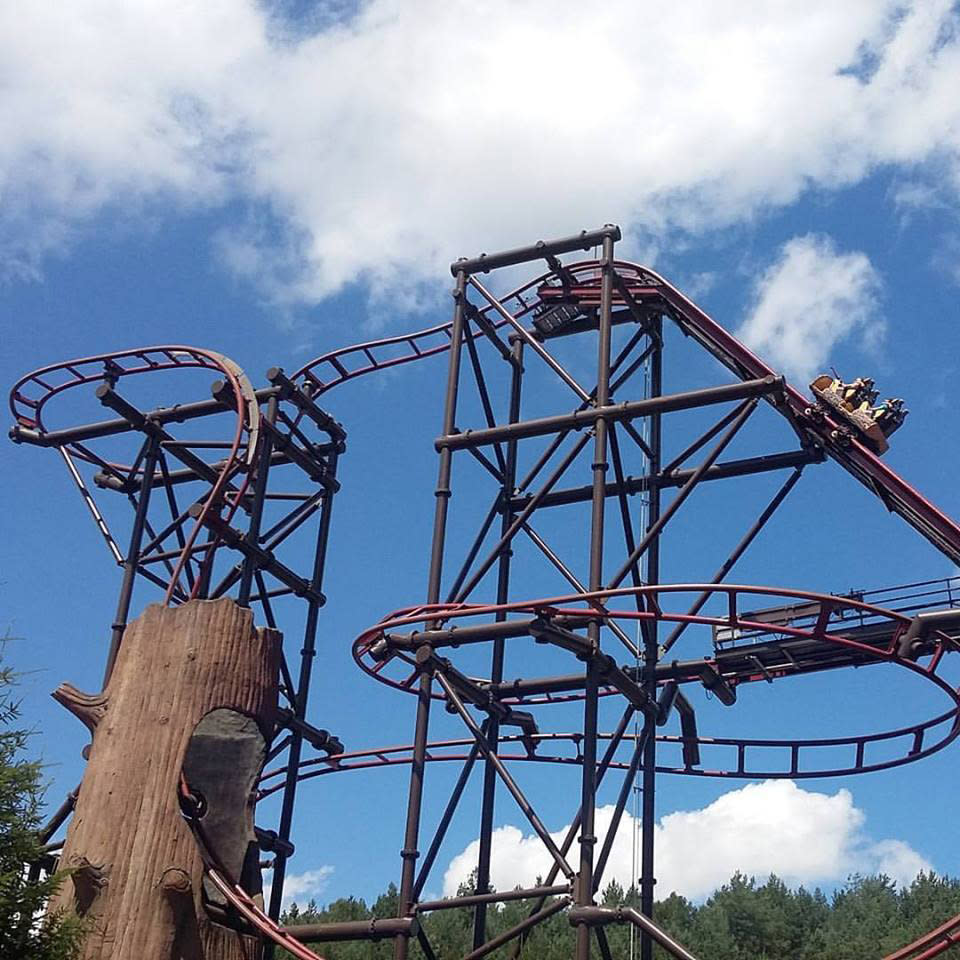 Europas steilste Achterbahn ist der „Timber Drop“ im französischen „Fraispertuis City“. Mit einem Spitzengefälle von 113 Grad dürfte sie selbst bei Adrenalinjunkies für maximalen Nervenkitzel sorgen. (Bild-Copyright: Fraispertuis/Facebook)