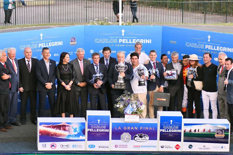 Todos los premiados por el triunfo de The Punisher, con su dueño, Carlos Felice en el centro y con la copa más grande, y la clasificación a la Breeders' Cup de 2023.