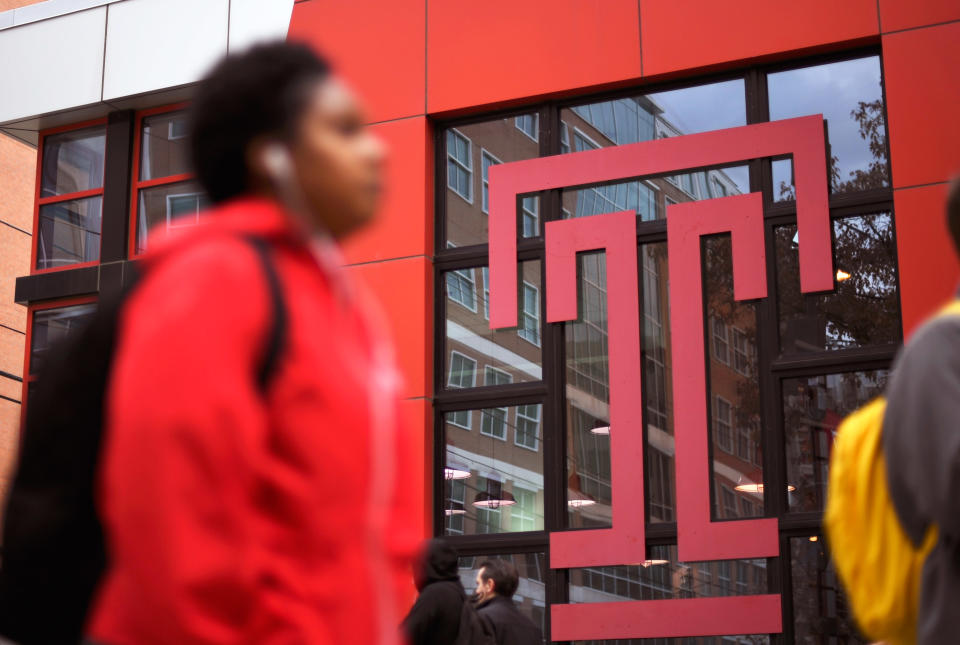 Students walk through the campus of Temple University, which has an enrollment of more than a 38,000 and offers 464 academic degree programs, in Philadelphia, Pennsylvania, U.S. on December 1, 2016.      To match Special Report COLLEGE-CHARITIES/     REUTERS/Mark Makela