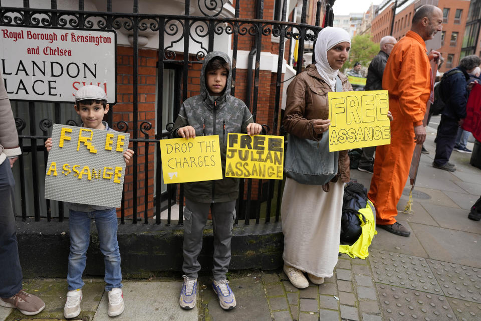 Protesters stand in front of the Ecuadorian Embassy in London, Thursday, April 11, 2024, where Wikileaks founder Julian Assange was arrested five years ago. US President Joe Biden said Wednesday that he is considering a request from Australia to drop the decade-long U.S. push to prosecute Wikileaks founder Julian Assange for publishing a trove of American classified documents.(AP Photo/Frank Augstein)