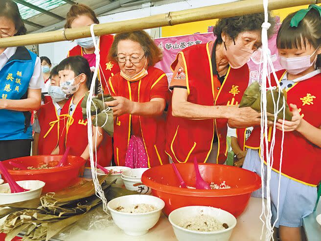 華山基金會為籌關懷禮經費，9日至屏東潮州鎮海星幼兒園舉辦「聚粽一心‧童助老」公益活動，老幼一起包粽初體驗的畫面，格外溫馨。（謝佳潾攝）