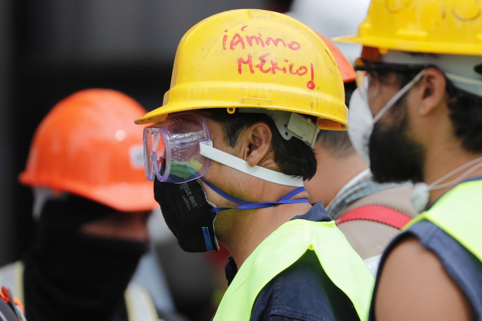 Cascos de rescatistas mexicanos se llenan de mensajes esperanzadores