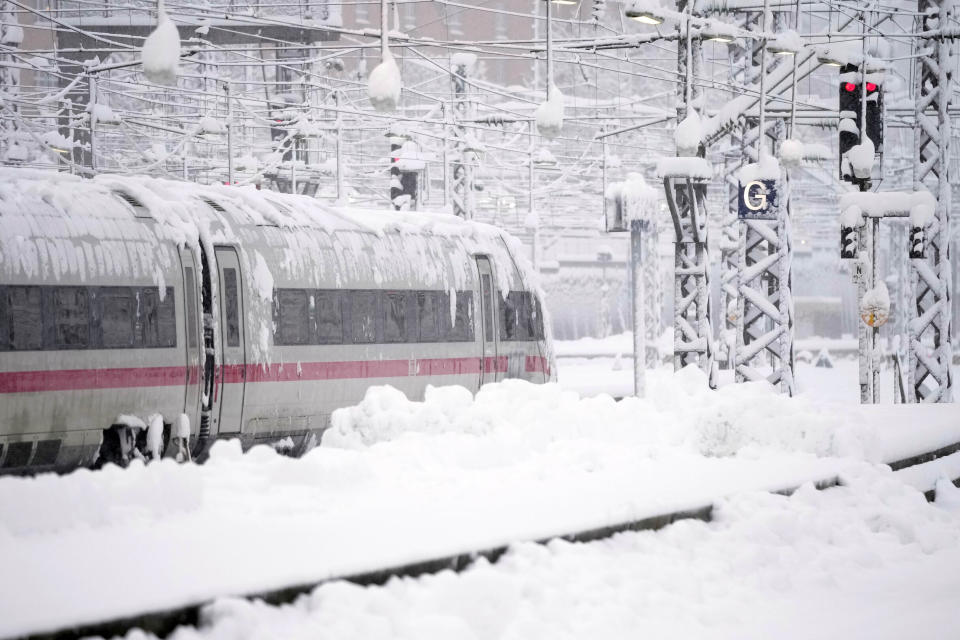 Un tren estacionada en la estación central de Múnich, Alemania, el sábado 2 de diciembre de 2023, tras una fuerte nevada. (AP Foto/Matthias Schrader)