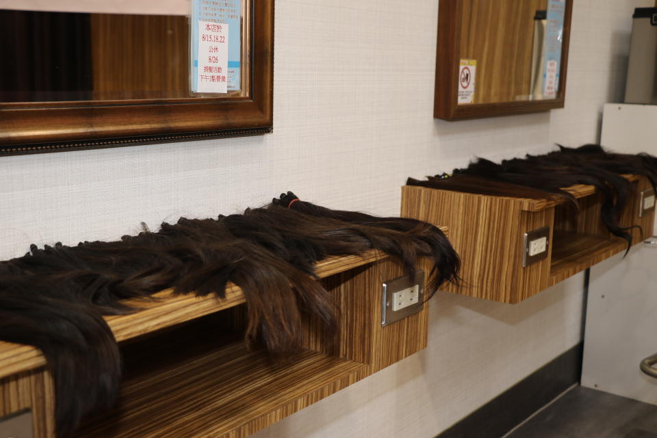 「絲絲秀髮共織愛」活動中，由曼都樹林各方店匯聚來的髮束。（新北市社會局提供）