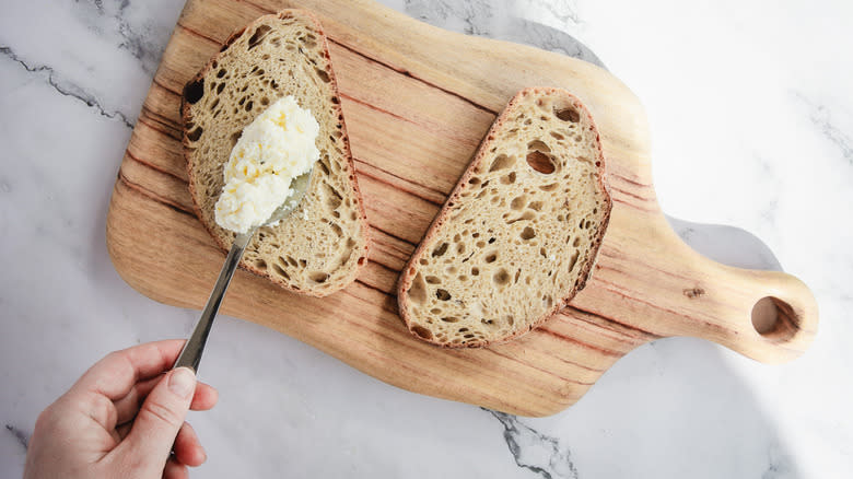 Topping bread slices with ricotta cheese mix