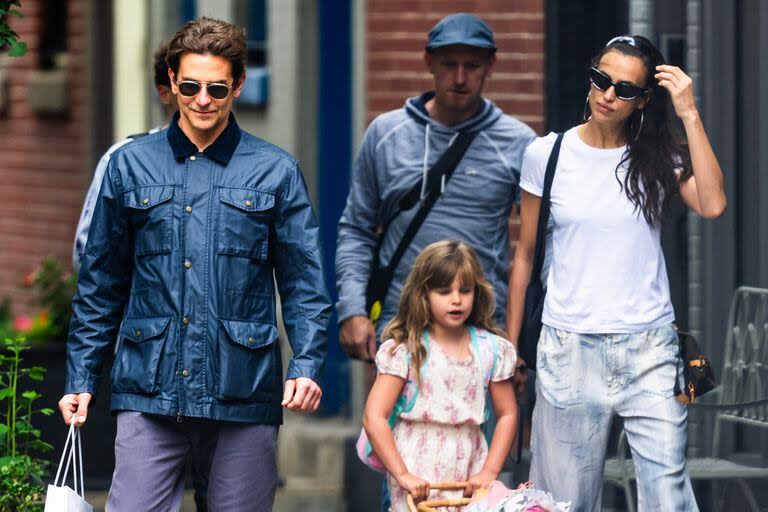 Bradley Cooper e Irina Shayk durante un paseo por Nueva York con Lea