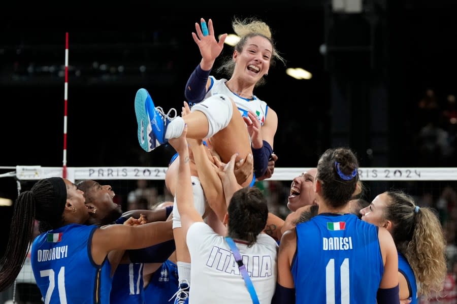 Monica Di Gennaro, italiana, viene lanciata in aria dalla sua squadra dopo aver vinto la medaglia d'oro nella partita di pallavolo femminile tra Stati Uniti e Italia alle Olimpiadi estive del 2024, domenica 11 agosto 2024, a Parigi, Francia. (AP Photo/Alessandra Tarantino)