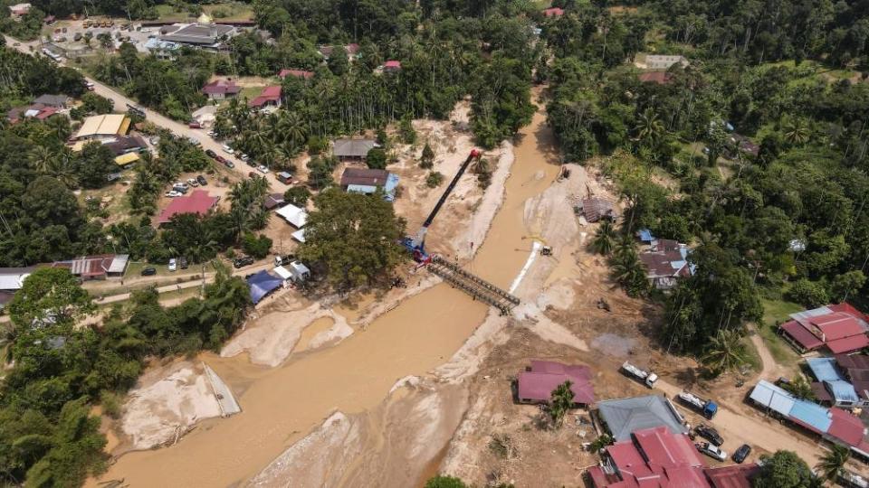 The floods and water surge phenomenon affected 12 villages in Baling, namely Kampung Iboi, Kampung Lata Celak, Kampung Padang Empang, Kampung Bukit Iboi, Kampung Masjid Iboi, Kampung Bendang Padang, Kampung Bendang Bechah, Kampung Tok Saba, Kampung Hangus, Kampung Bukit Tinggi, Kampung Pisang Clinic and Kampung Sadik. — Bernama pic